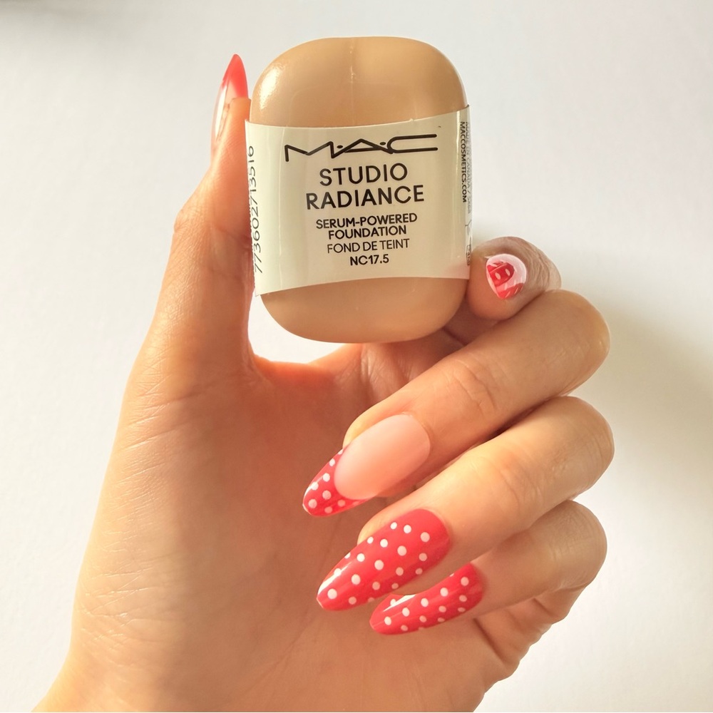 MAC Studio Radiance Foundation NC17.5